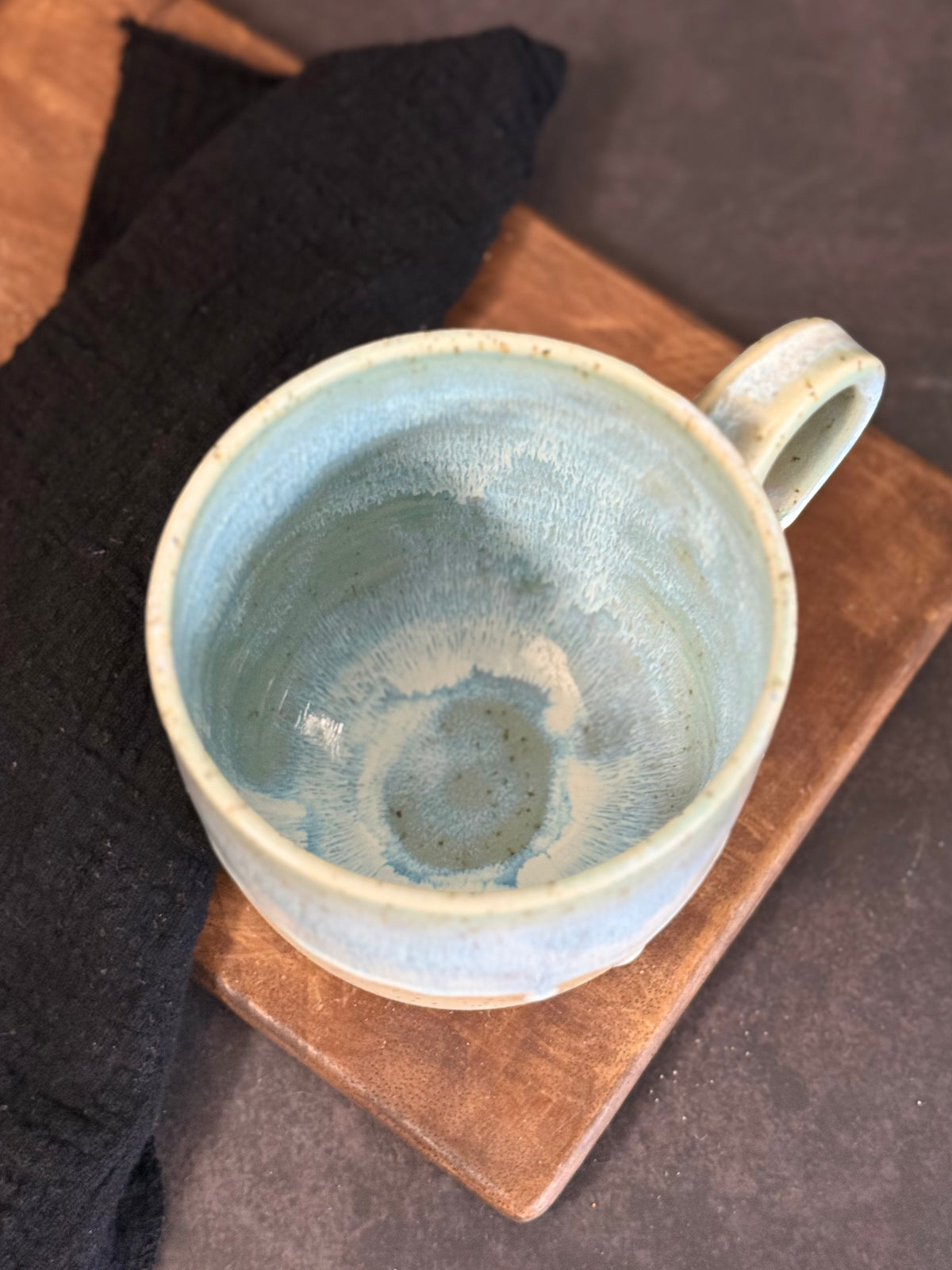 Große Tasse in "Waves" Spots, 500ml