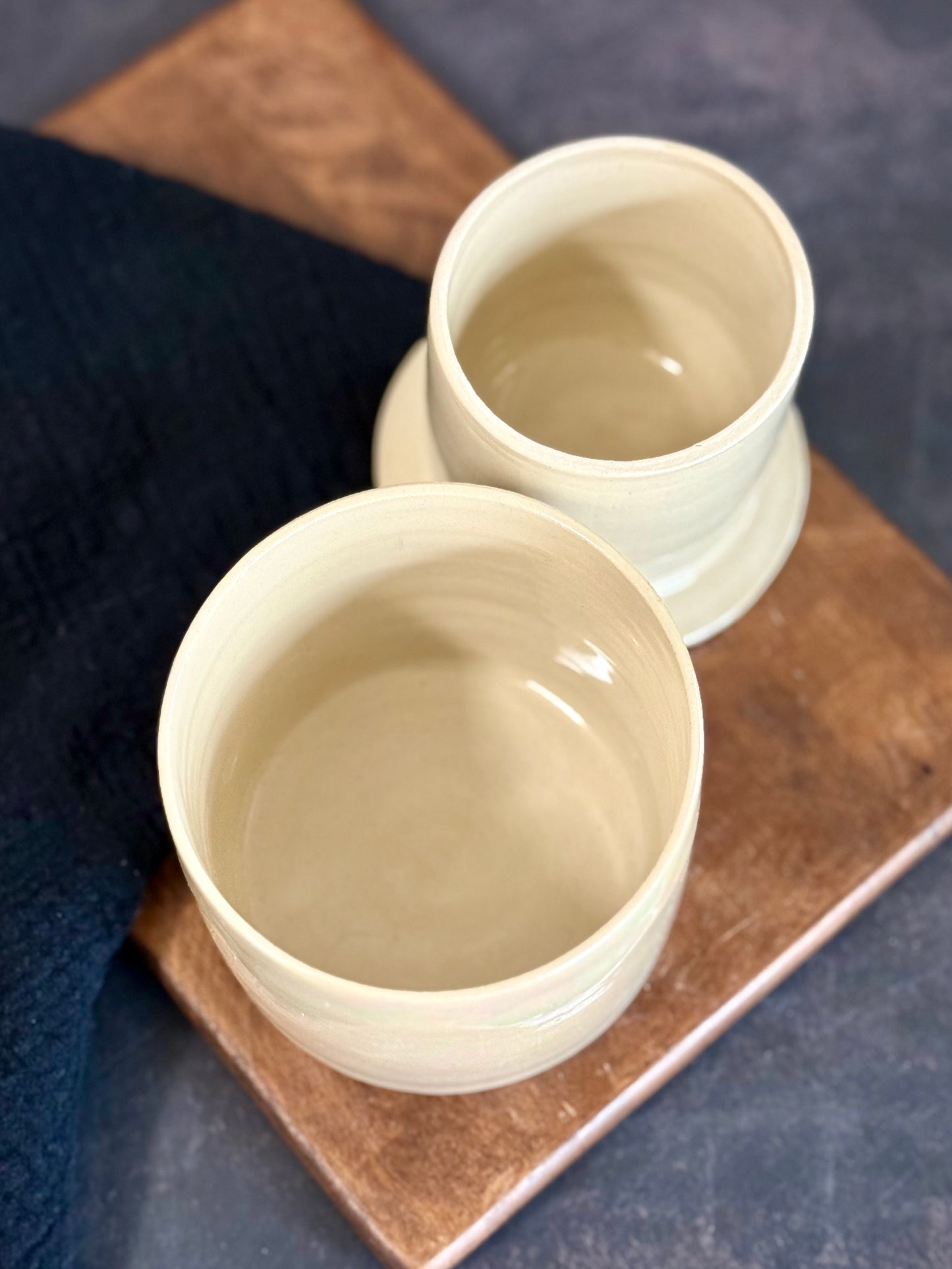 Französische Butterdose mit irisierenden Effekt