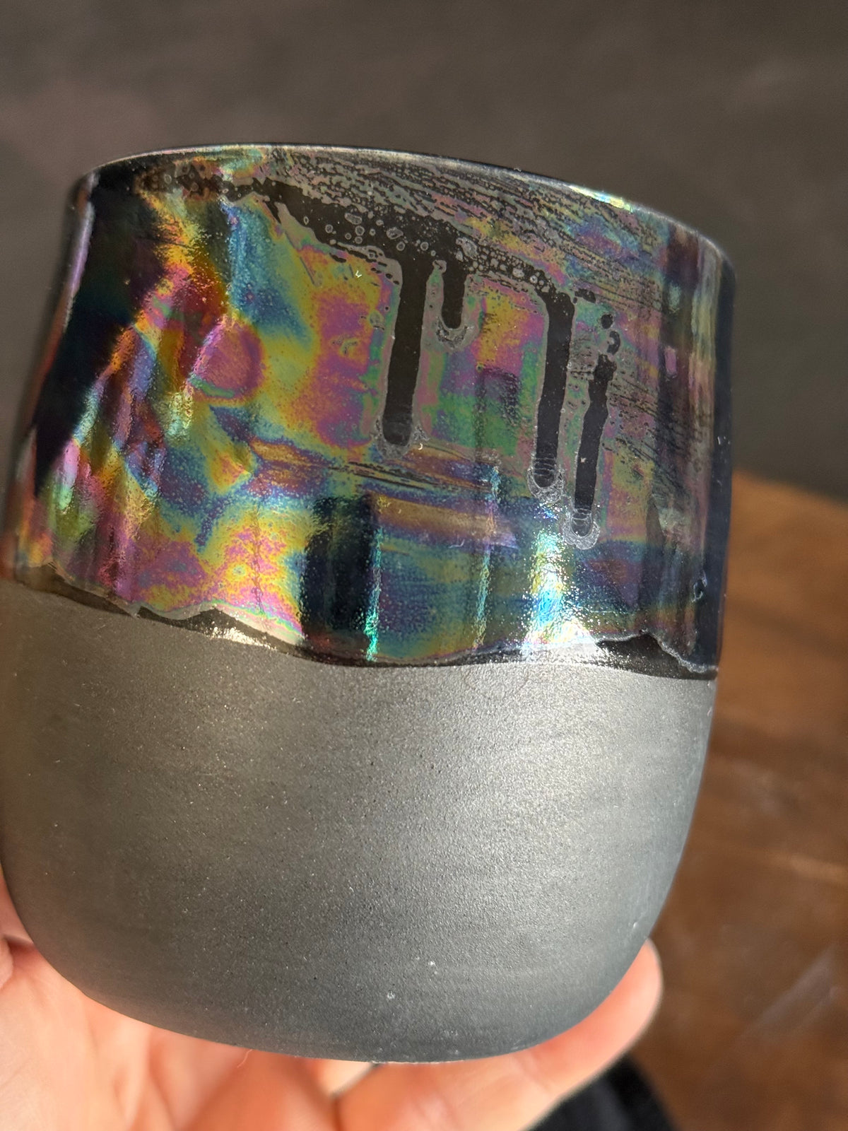 Black Nope Becher in "Black Rainbow" mit iriserenden Effekt, 362ml, #397*Reduziert