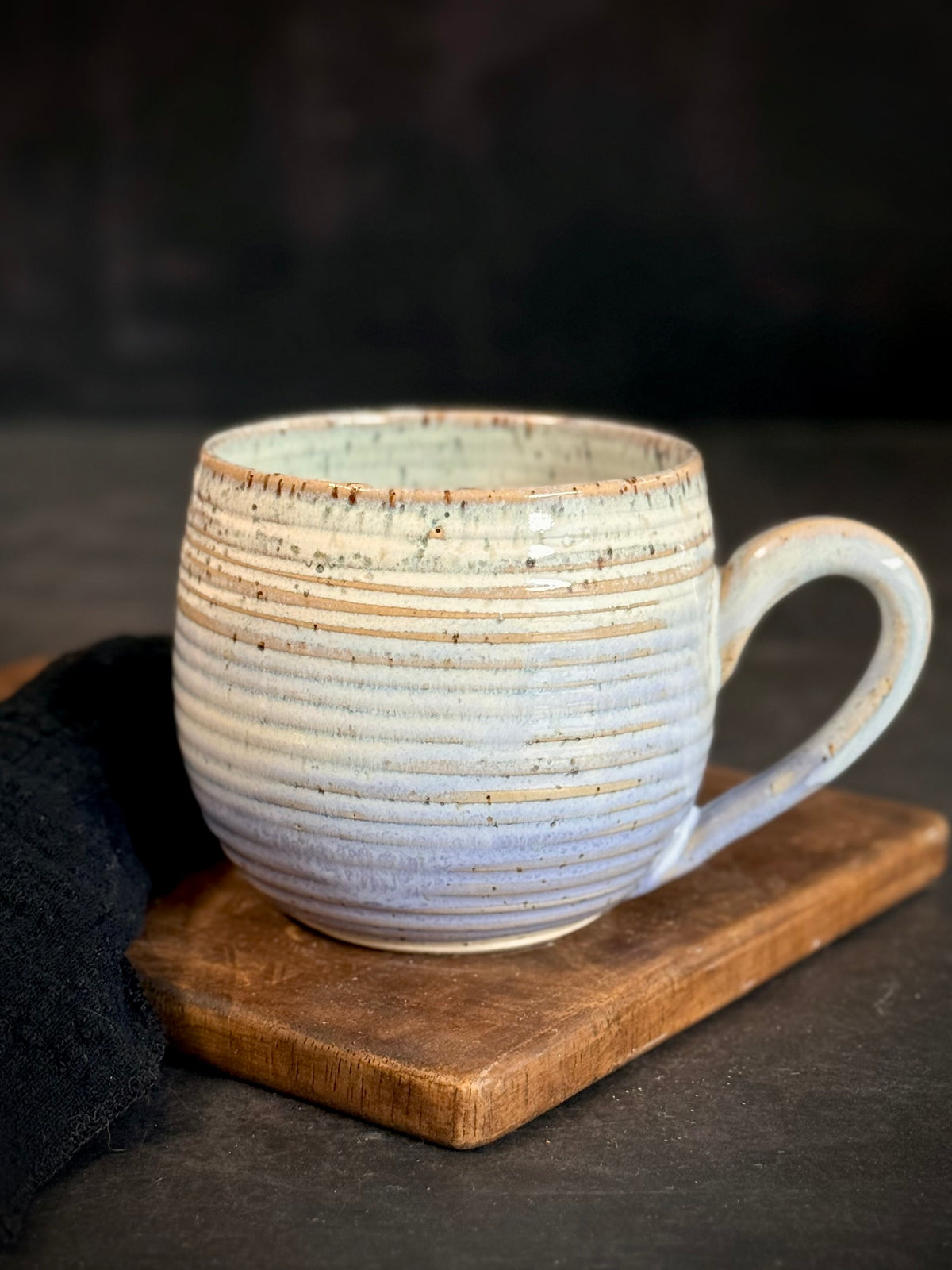 Riffeltasse in Weiß/ Helllila 420ml