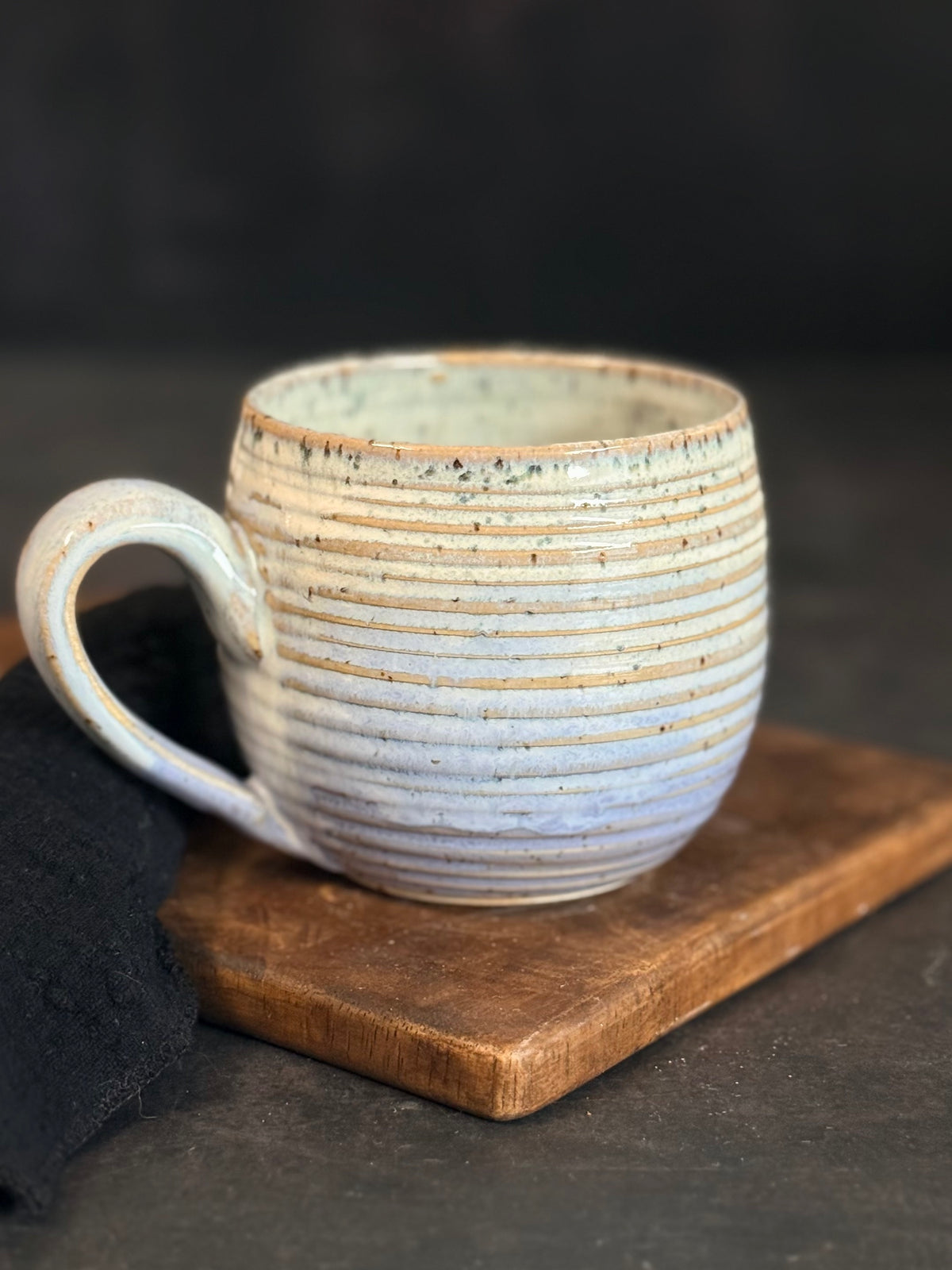 Riffeltasse in Weiß/ Helllila 420ml