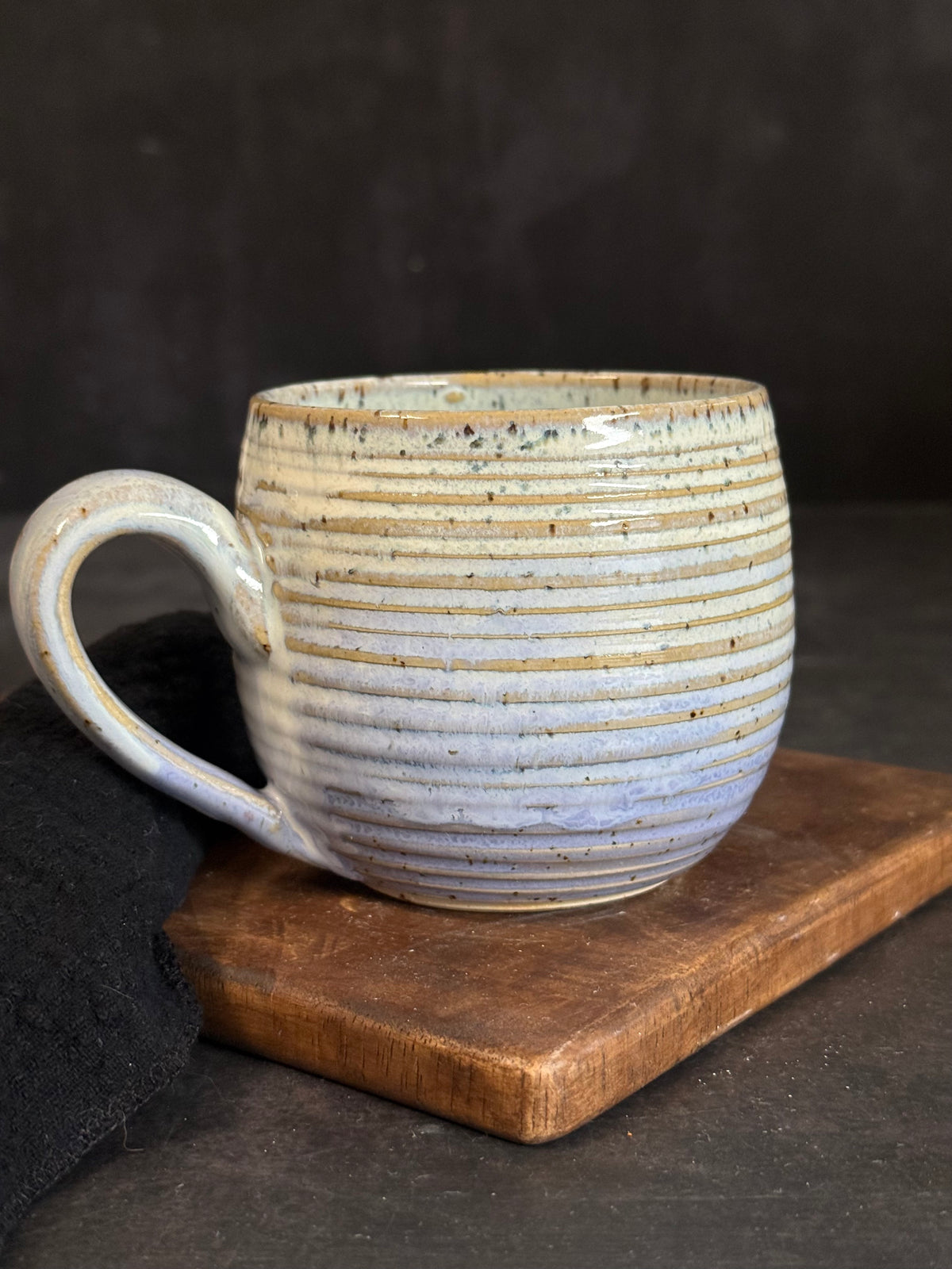 Riffeltasse in Weiß/ Helllila 420ml