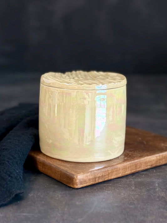 Französische Butterdose mit irisierenden Effekt