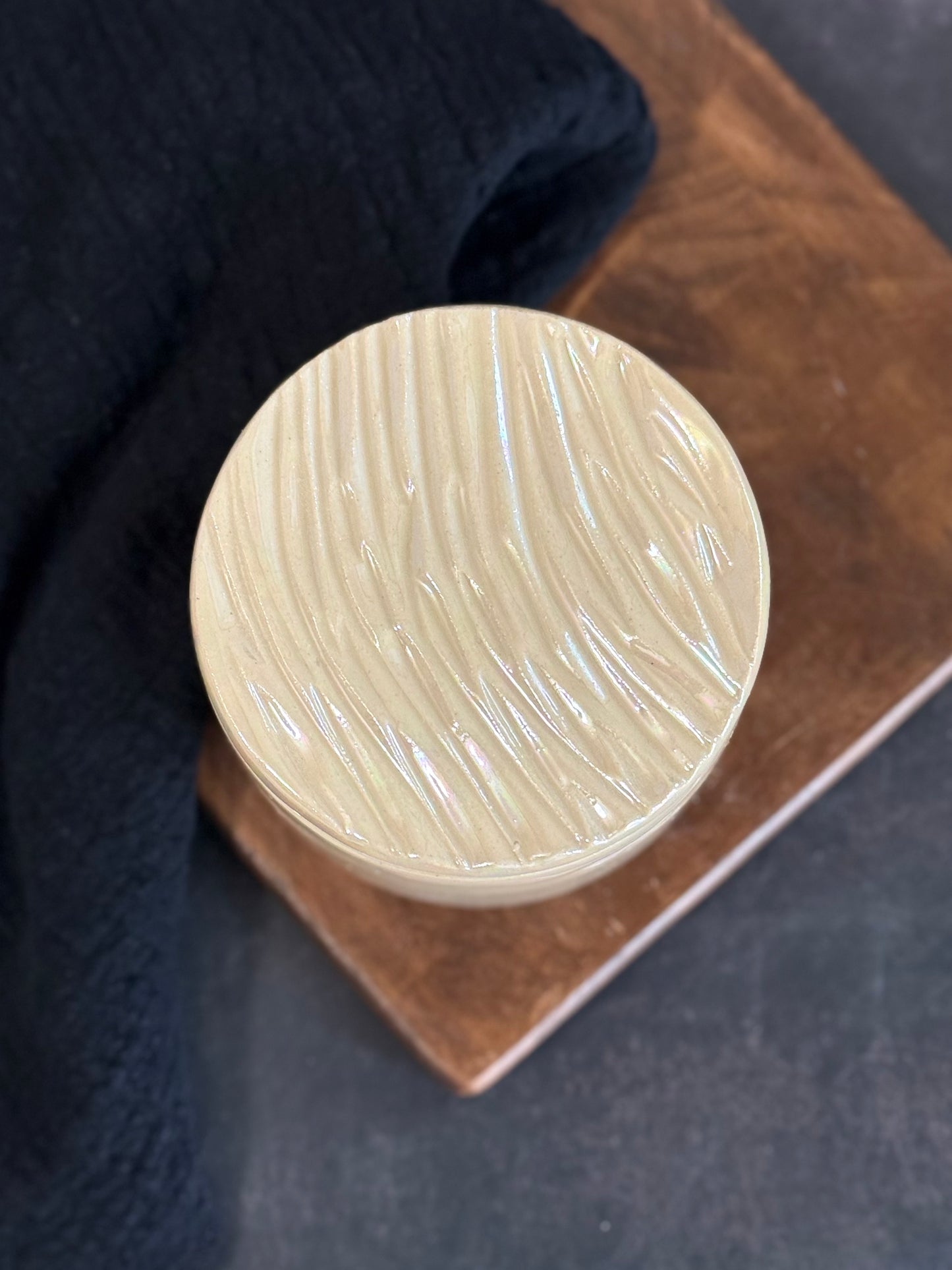 Französische Butterdose mit irisierenden Effekt